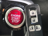 【Hondaスマートキー】カバンやポケットに入れたままでもドアの施錠・解錠が可能なスマートキーを装備。エンジンのオン・オフ時もカギを取り出す必要が無いからとっても便利です♪