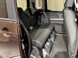 後部座席は足元広々でゆったりと乗れるスペースです♪
