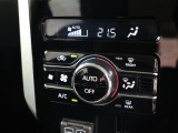 フルオートエアコンが装備されています!お好みの温度設定をするだけでエアコンの風量やモードの切り替えを自動でコントロールしてくれます!ユーザーの操作が少なく燃費走行にもつながります!