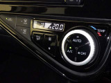 オートエアコン付きなので一度、気温を設定すれば自動的に過ごし易い温度に調整してくれますよ。 車内をいつでも快適空間にしてくれます。