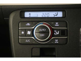 室内を快適温度にするオートエアコン!スイッチもシンプルで操作しやすく、オールシーズン快適なドライブに出かけられますね♪
