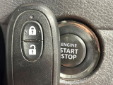 【キーレススタートシステム】カバンやポケットに入れたままでもドアの施錠・解錠が可能なスマートキーを装備。エンジンのオン・オフ時もカギを取り出す必要が無いからとっても便利です♪