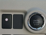 バッグやポケットにキーを入れっ放しでもエンジンON/OFFできるエンジンスイッチ。