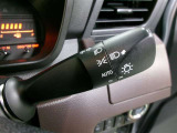 車外の明るさに応じて、自動的にライトの点灯・消灯を行います。