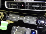 オートエアコン付きなので一度、気温を設定すれば自動的に過ごし易い温度に調整してくれますよ。 車内をいつでも快適空間にしてくれます。