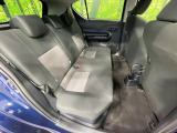 後部座席も気になるようなキズ・汚れやへたり等、大きなダメージはなく、良好な状態です。