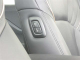 助手席もパワーシート付です。運転席からは、助手席肩口パワーシートスイッチで助手席シートの操作が手軽にできます。