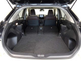 セカンドシートを倒した状態です。セカンドシートは独立可倒、荷物に合わせてラゲッジスペースをアレンジできます。