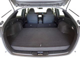 セカンドシートを倒した状態です。セカンドシートは独立可倒、荷物に合わせてラゲッジスペースをアレンジできます。