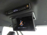 後席モニター装備:セカンドシート・サードシートにご乗車の方は、ドライブ中も天井部についているモニターでTV等をお楽しみ下さい♪♪使用しない時は、画面を天井部分に格納できます!