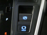HOLD機能付きの電動パーキングブレーキ。HOLD機能を使用すると、信号待ちなどでフットブレーキから足を放しても、車は動かずそのまま停車してくれます。ドライブなど足が疲れた時には便利な機能です。