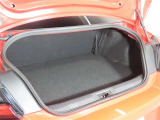 スポーツカーでも日常使いには、十分な積載容量のあるトランクスペースです!更にたくさんの荷物や長めの荷物を積みたい時は、リヤシートのシートバックを倒してトランクスペースの積載容量UPで対応できます!