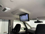 後部座席の天井には後部モニターを装備★後部座席に座りながらTVやDVDの視聴が出来るので長時間のドライブが楽しくなります♪