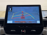 バックガイドモニター付きです。車の後方に小型カメラが付いており、バックする際の後方の様子をモニター上に表示します。