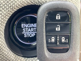 【Hondaスマートキー】カバンやポケットに入れたままでもドアの施錠・解錠が可能なスマートキーを装備。エンジンのオン・オフ時もカギを取り出す必要が無いからとっても便利です♪