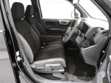 運転席はアームレスト付のベンチシートタイプです。