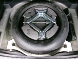 スペアタイヤ積み込みです