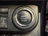 エンジンスタートボタンです。キーが車内にあれば、エンジンの始動・停止はブレーキを踏んでスイッチを押すだけ!キーを取り出す手間を省き、ワンプッシュでエンジンを操作するので簡単でスムーズです。