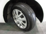 タイヤは ダンロップ エナセーブ 9分山程度・ 2025年製がついています。他にも見たいところ、知りたいことなどございましたらお気軽にお問い合わせくださいませ。 専門スタッフが丁寧にお答えいたします。