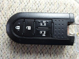 とっても便利なスマートキーシステム装備。携帯するだけでドア等の施錠・開錠・エンジン始動が可能なスマートキーシステムです。
