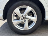 18インチ純正アルミホイール装備 全車両に標準装備の純正アルミホイールは、純正ならではのバランスの良いデザインと、走行安定性をお楽しみ頂けます。