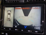 パノラミックビューモニターを装備。駐車場や交差点でクルマを真上から見るように周囲を確認できます。機能の詳細は販売店スタッフまでおたずねください。
