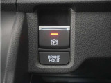電子制御パーキングブレーキ搭載で指一本で簡単に操作することができます。さらに停車中に、ブレーキペダルを踏み続けなくても、自動的にブレーキを保持する機能である、オートマチックブレーキホールド付きです。