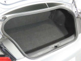 スポーツカーでも日常使いには、十分な積載容量のあるトランクスペースです!更にたくさんの荷物や長めの荷物を積みたい時は、リヤシートのシートバックを倒してトランクスペースの積載容量UPで対応できます!