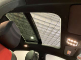 パノラミックルーフで明るい車内と開放感あるドライブをお楽しみいただけます。
