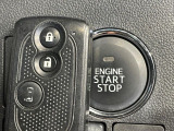 【キーフリーシステム】カバンやポケットに入れたままでもドアの施錠・解錠が可能なスマートキーを装備。エンジンのオン・オフ時もカギを取り出す必要が無いからとっても便利です♪