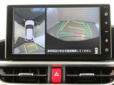 パノラミックビューモニター付きです。車両を上から見たような映像をモニター画面に表示。運転席からの目視では見にくい、車両周辺の状況をリアルタイムでしっかり確認できます。