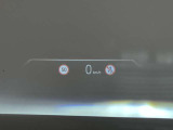 ヘッドアップディスプレーは車速やナビゲーション情報を表示いたします。