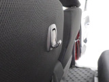 助手席シートバックの荷物フック。手荷物をサッとかけたり、車内の置き傘やボックスティッシュの吊るし収納としても便利にお使いいただけます。