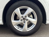 18インチ純正アルミホイール装備 全車両に標準装備の純正アルミホイールは、純正ならではのバランスの良いデザインと、走行安定性をお楽しみ頂けます。