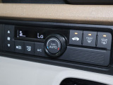 フルオートエアコンが装備されています!お好みの温度設定をするだけでエアコンの風量やモードの切り替えを自動でコントロールしてくれます!ユーザーの操作が少なく燃費走行にもつながります!
