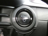 【プッシュスタート】スマートキーを携帯して、ブレーキを踏みながらスタートスイッチを押すだけでエンジンがかけられます。