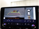 車両の前後左右に搭載したカメラから取り込んだ映像を合成し、車両を上から見た様な映像をナビゲーション画面に表示する事が出来る、パノラミックビューモニター装備しています