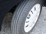 純正のホイールカバーが付いています。タイヤの残り溝は御来店時に御確認下さい。