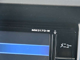 日産純正ナビゲーションMM317D-Wが付いています。