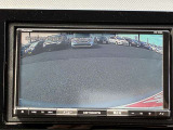 【バックモニター】後方の障害物や歩行者を確認できるバックモニター。狭い駐車場や混雑した場所でも安心して車を操作できます。