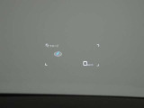 運転席前方ガラスにはヘッドアップディスプレーが装備されております。速度計やアシスタンスシステム情報・ルート案内などを投影することにより、ドライバーは視線をほとんど動かさず必要な情報を得ることが出来ます