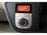 室内を快適温度にするオートエアコン!スイッチもシンプルで操作しやすく、オールシーズン快適なドライブに出かけられますね♪