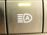 【オートマチックハイビームヘッドライト】ハイビーム走行時に対向車や前走車をカメラで認識して自動的にロービームにする機能が装備されています。※道路環境などによっては作動しない場合があります。