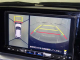 パノラミックビューモニターを装備。駐車場や交差点でクルマを真上から見るように周囲を確認できます。機能の詳細は販売店スタッフまでおたずねください。