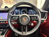 オプション設定のレザーリム仕上マルチファンクションGTスポーツステアリングホイール(パワーステアリングプラス付)が装着されております