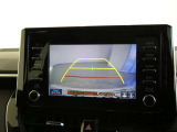 バックガイドモニター付き。車両後方の映像をナビ画面に表示し、駐車などの後退操作をサポートします。