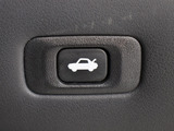 ボタン一つでトランクオープンが可能!車内から操作できる為、非常に便利な装備の一つとなります!