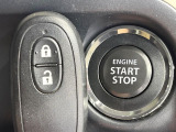 【キーレススタートシステム】カバンやポケットに入れたままでもドアの施錠・解錠が可能なスマートキーを装備。エンジンのオン・オフ時もカギを取り出す必要が無いからとっても便利です♪