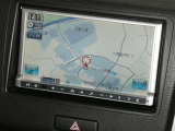 【7インチ】目的地を設定すれば、初めての場所でも簡単に行くことが出来ます。(音楽だって聴けちゃいます。)今や欠かせないアイテムですね。カーナビと共に楽しいカーライフを送って下さい!