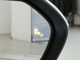 &rdquo;隣の車線を走る車両をレーダーで検知し、ドアミラーでは確認しにくい後側方エリアに存在する車両に加えて、急接近してくる車両も検知します。車両を検知するとドアミラーに搭載されたLEDインジケーターが点灯